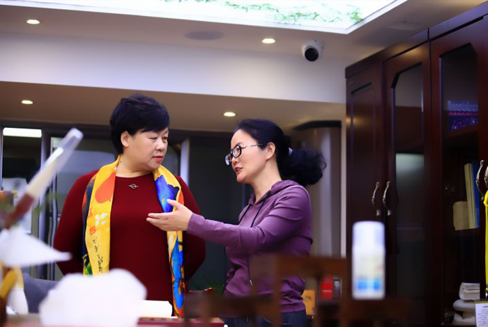 市婦聯(lián)領(lǐng)導走訪(fǎng)銀杏書(shū)苑“婦女微家”