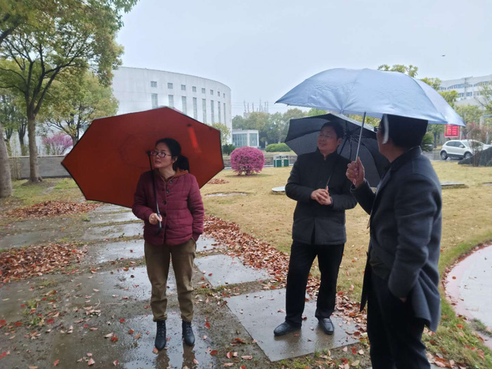 姜董冒雨在施工單位勘察